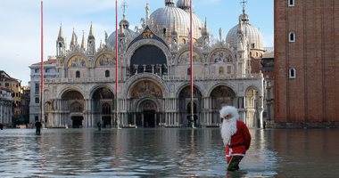 بابا نويل يحتفل بالكريسماس فى قلب مياه الفيضانات بمدينة البندقية الإيطالية