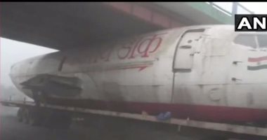 حشر شاحنة تنقل طائرة هندية قديمة موقفة عن العمل تحت كوبرى..فيديو وصور 