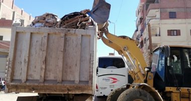 رفع 330 طن قمامة ضمن مبادرة "نظف بلدك" بمدينة أسوان.. صور