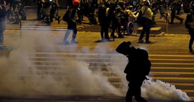 شرطة هونج كونج تطلق الغاز المسيل للدموع لتفريق المحتجين 