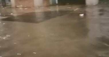 ارتفاع منسوب الأمواج يغرق كورنيش الإسكندرية بمياه البحر.. صور وفيديو