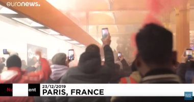 شاهد.. متظاهرون يقتحمون محطة قطار ليون بباريس 