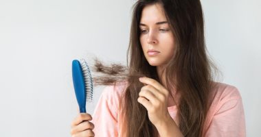 5 عادات يومية تسبب سقوط شعرك.. "الاستحمام بالماء الساخن وتجاهل الإفطار أخطرها"