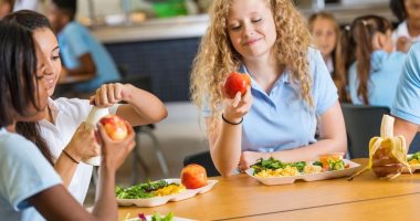 استشارى تغذية توضح جدول الغذاء الصحى للطفل والحد من شراهة تناول الحلويات