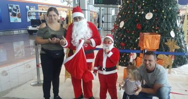 "بابا نويل" يستقبل سياح مطار الغردقة الدولي بالهدايا التذكارية.. صور 