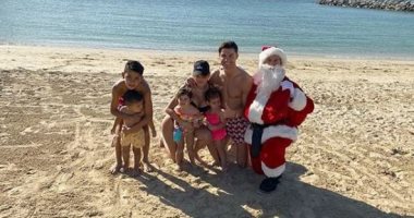رونالدو يحتفل بالكريسماس على شواطئ دبى مع أسرته.. صور