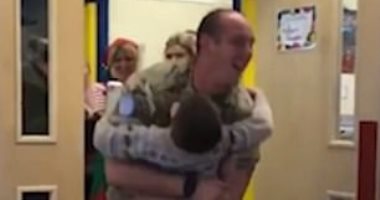 فيديو.. لحظة مؤثرة لجندى بريطانى يفاجئ ابنه بالعودة فى عيد الميلاد