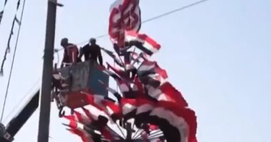 أعلام العراق تزين شجرة الميلاد فى ساحة الشهداء ببغداد ..فيديو
