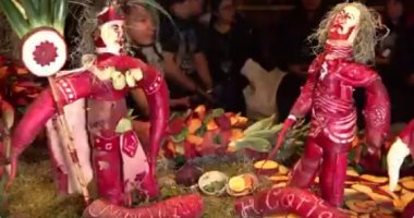 كريسماس الخضار.. المكسيك تحتفل بعيد الميلاد بمهرجان الفجل السنوى.. فيديو