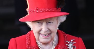 الملكة اليزابيث تتألق باللون الأحمر فى احتفالات الكريسماس.. صور
