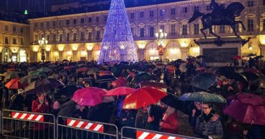 إيطاليا تحتفل بأعياد الميلاد بالعروض المضيئة وأشجار الكريسماس ومهرجانات الفنانين