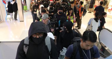 مناهضون للحكومة فى هونج كونج يتظاهرون داخل مراكز التسوق خلال أعياد الميلاد