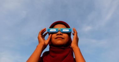 مئات المواطنين فى إندونيسيا يستعدون لمتابعة الكسوف الحلقى الشمسى