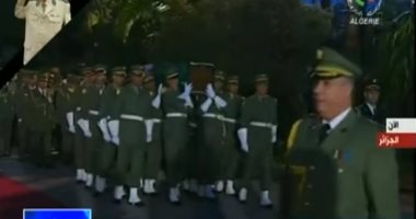 شاهد.. لحظة وصول جثمان الفريق الراحل أحمد قايد صالح لقصر الشعب بالجزائر