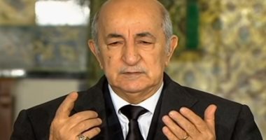 فيديو..  الرئيس الجزائري يبكى أثناء توديع جثمان رئيس الأركان الراحل أحمد قايد