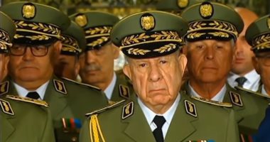 فيديو.. قائد الأركان  الجزائرى يلقى نظرة الوداع على جثمان"قايد صالح"