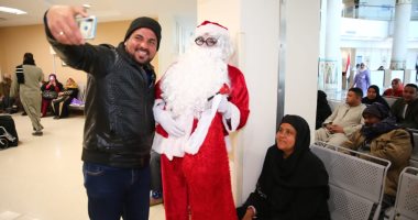 صور.. "بابا نويل" ينشر البهجة ويوزع الهدايا على مرضى السرطان بالأقصر