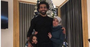 شاهد محمد صلاح يحتفل بالكريسماس مع زوجته وابنته مكة