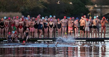 عشرات البريطانيين يشاركون بالسباحة فى سباق كأس بيتر بان صباح عيد الميلاد