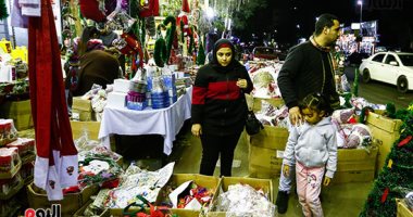 المسلمون والمسيحيون يحرصون على شراء زينة الكريسماس