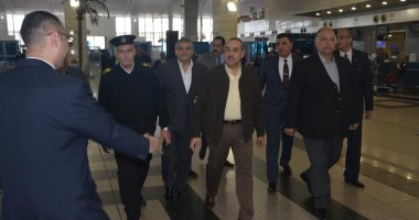 فى أولى جولاته.. وزير الطيران يتفقد مطار القاهرة الدولي وبرج المراقبة