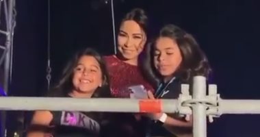 فيديو.. بنات شيرين فى آخر حفلاتها بـ دبى بمناسبة اليوبيل الفضى لمهرجان التسوق