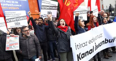 المئات يوقعون عرائض احتجاج ضد مشروع قناة اسطنبول لتهديدها لحياتهم.. صور