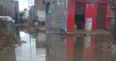 تجمع مياه الأمطار  يمنع أهالى قرية أبو عقادة بكفر الشيخ من الخروج للشوارع