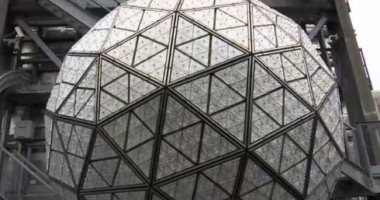 كرة ليلة رأس السنة بتايم سكوير تتزين قبل سقوطها مع بداية 2020 بنيويورك