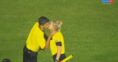 قبلة حارة من "حكمة" لزميلها قبل بداية مباراة خيرية بالبرازيل. فيديو