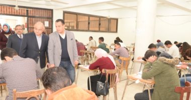 رئيس جامعة أسيوط يشيد بانتظام أعمال امتحانات الفصل الدراسي الأول فى جولة تفقدية