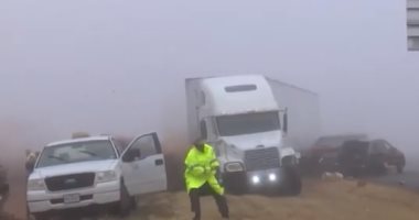فيديو.. شاحنة تخرج عن مسارها بولاية تكساس ونجاة رجال الأمن من كارثة