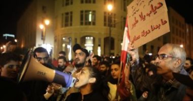 اللبنانيون يتظاهرون أمام منزل رئيس الحكومة المكلف حسان دياب
