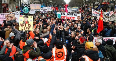 آلاف المتظاهرين يحتشدون وسط باريس احتجاجا على اصلاحات نظام المعاشات