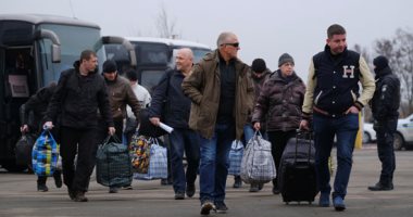 وصول أول مجموعة من اللاجئين من أوكرانيا إلى بولندا عن طريق البر والسكك الحديدية