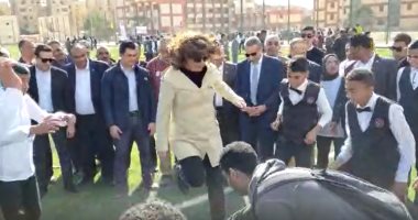 فيديو.. وزيرة الهجرة تشارك طلاب الفيوم لعبة "نط الحبل"