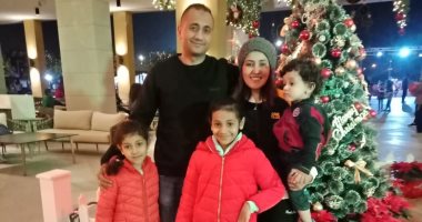 مع بابا نويل وشجرة الكريسماس.. "خالد" يحتفل مع أسرته بالعام الجديد