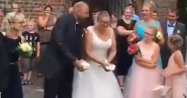 فيديو.. حمامة السلام تحرج عروسين ليلة زفافها فى بريطانيا.. اعرف التفاصيل