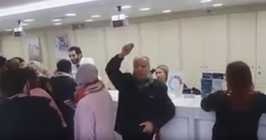 فيديو.. مواطن لبنانى يصرخ داخل أحد المصارف ويطالب بتحصيل ودائعه بالدولار