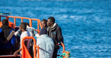 صور.. خفر سواحل إسبانيا ينقذ عشرات المهاجرين الأفارقة قبالة جزر الكنارى