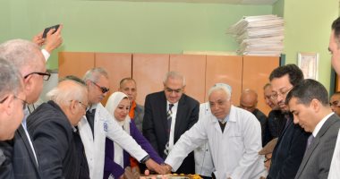 صور.. رئيس جامعة المنصورة يكرم فريق زراعة الكبد