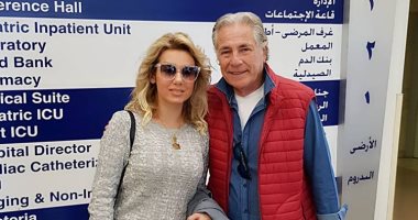 مصطفى فهمى وزوجته فى زيارة لمركز مجدى يعقوب بأسوان
