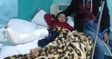 قارئ يستغيث بالمسئولين لعلاج ابنته بعد سقوط سور المدرسة عليها بالمرج