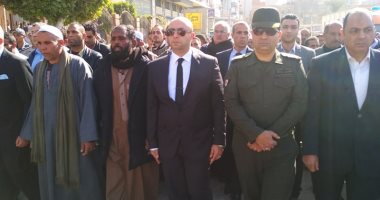 صور .. محافظ بنى سويف ومدير الأمن يتقدمان جنازة شهيد الواجب بالعريش