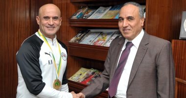 نقيب الصحفيين السابق يكرم مدرب منتخب مصر الأولمبى بعد الفوز بأمم أفريقيا