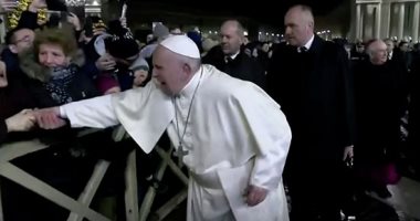 صور .. بابا الفاتيكان يتألم بعد مصافحة عنيفة من سيدة فى ساحة القديس بطرس