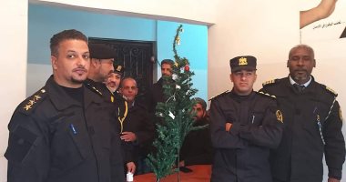 القبض على شجرة كريسماس يثير الجدل فى ليبيا.. اعرف القصة × 5 صور