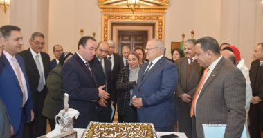 تورتة 2020  عمداء كليات جامعة القاهرة يحتفلون باستقبال العام الجديد - 