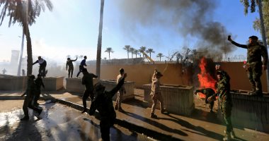 الأمن العراقى يطلق الغاز المسيل للدموع لتفريق المحتجين أمام السفارة الأمريكية