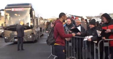 المحمدى وجون تيرى يوقعان على أوتوجرافات جماهير أستون فيلا.. فيديو